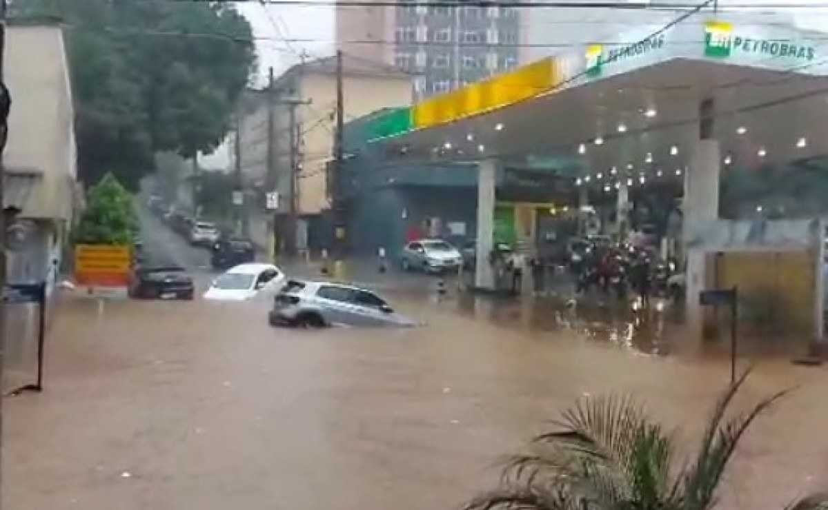 Chuva forte em BH deixa vias alagadas e carros ficam submersos; veja vídeo
