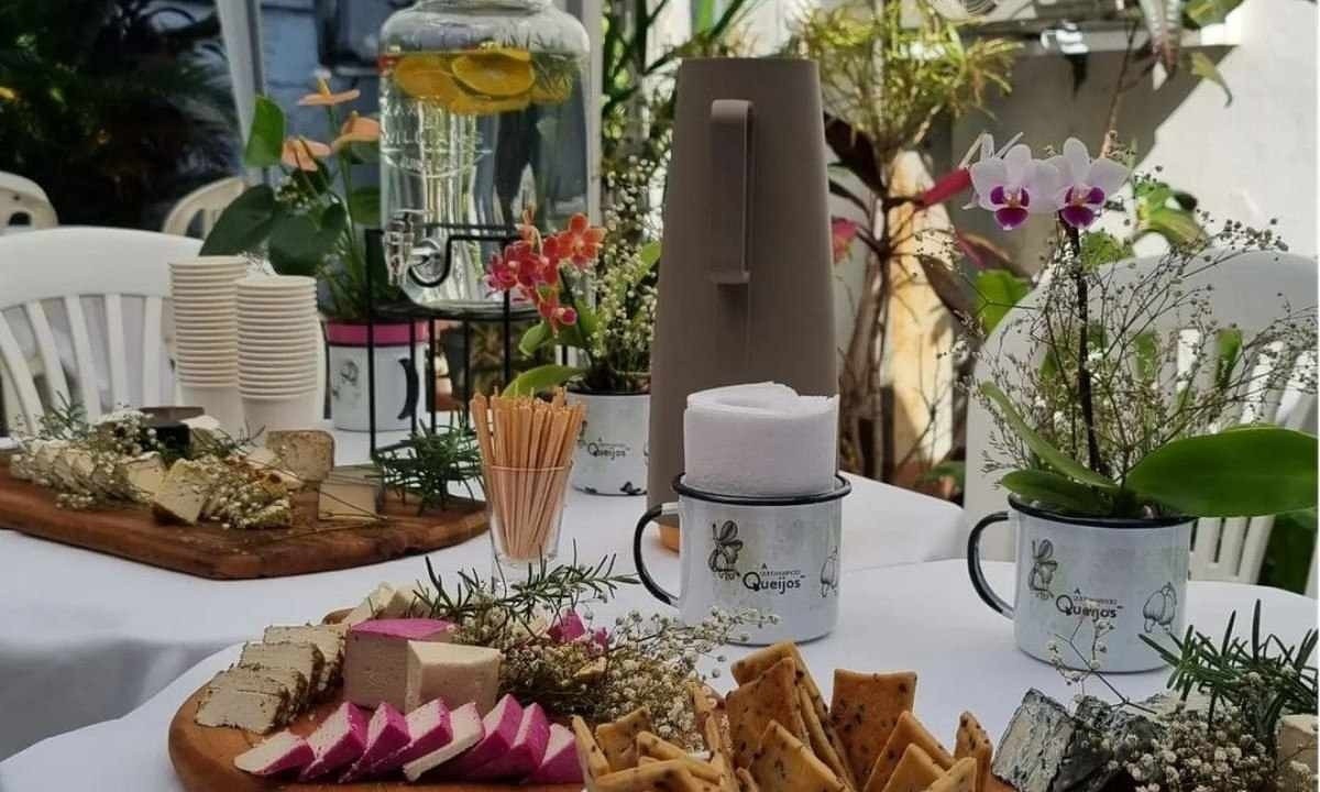 Mesa com queijos e cafés na Viveg