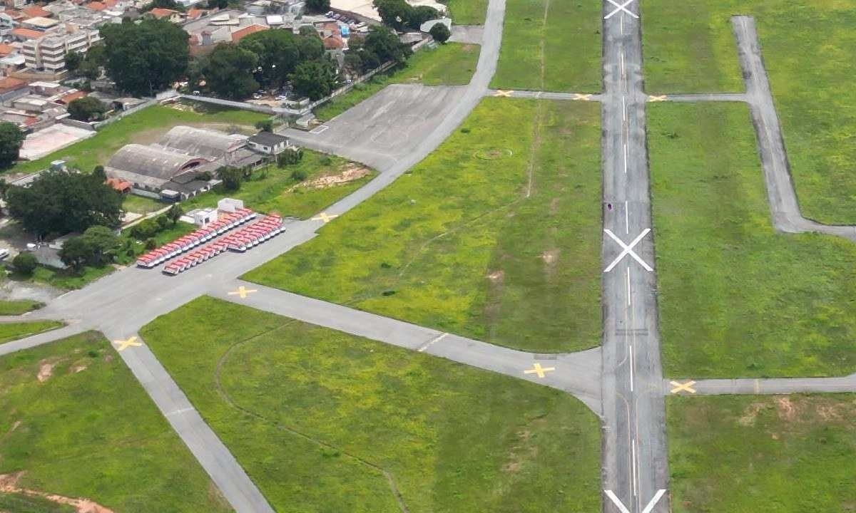 Imagem aérea do Aeroporto Carlos Prates mostra ambulâncias estacionadas perto dos hangares -  (crédito: @estev4m)