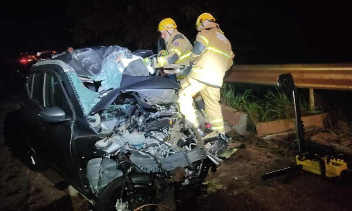 Batida frontal entre carro e carreta deixou uma pessoa morta na BR-251 -  (crédito: CBMMG)