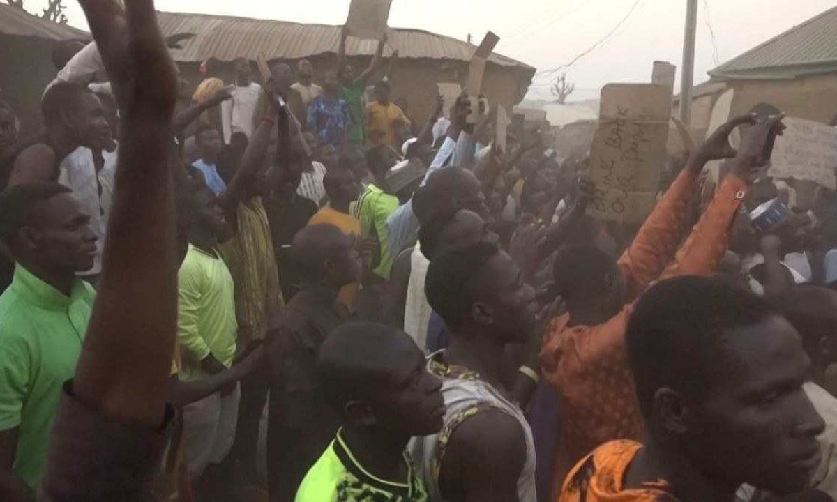 Famílias de alunos sequestrados protestam durante  visita do governador do estado de Kaduna, na Nigéria, depois que homens armados sequestraram mais de 280 pessoas em uma escola -  (crédito:  AFPTV / AFP)