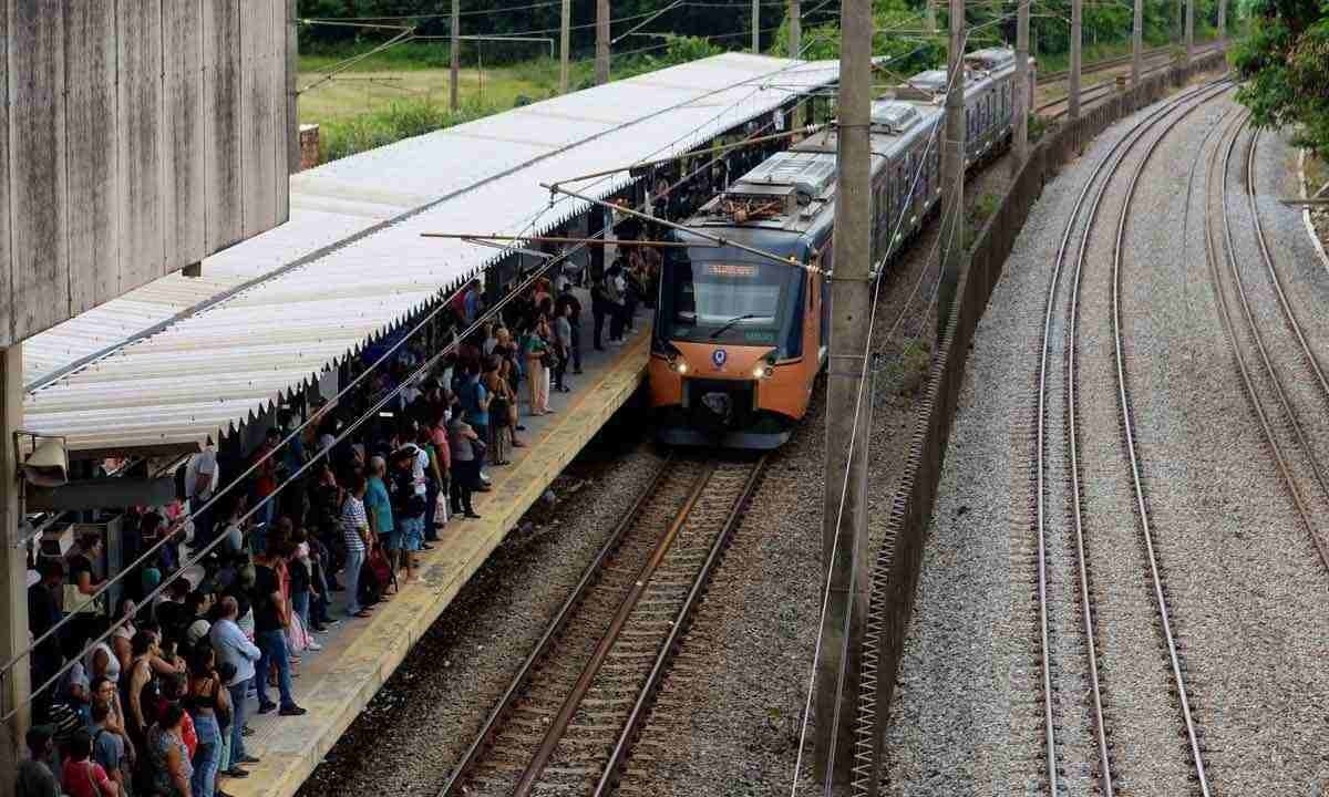 Passageiros aguardam composição do metrô na plataforma de embarque da Estação Santa Efigênia: no dia 23, concessão do modal à iniciativa privada completa um ano -  (crédito: Túlio Santos/EM/D.A Press)