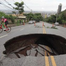 Cratera engole carro e fecha avenida do Belvedere - Edesio Ferreira/EM/D.A Press