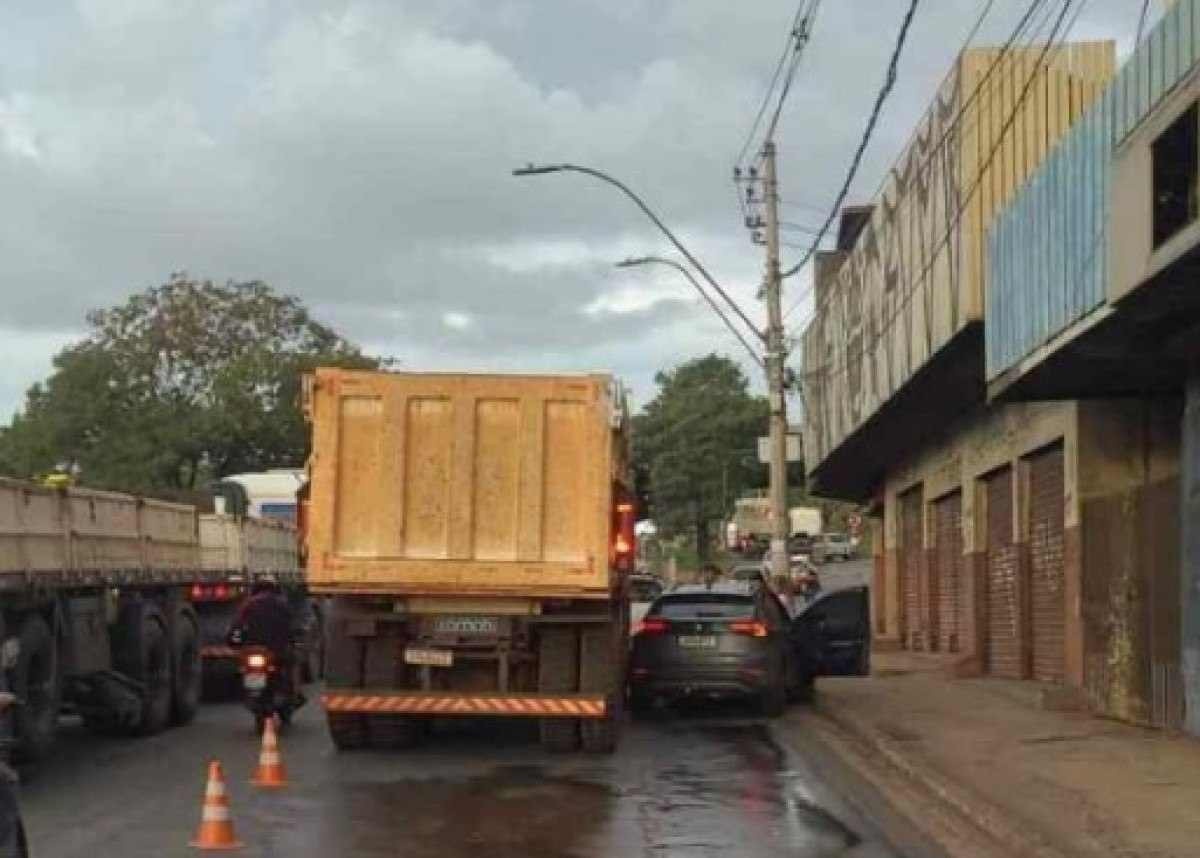Acidente próximo ao Anel Rodoviário complica trânsito sentido Centro de BH
