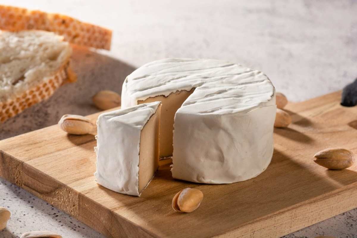 Inspirado no francês camembert, o Cacau em Flor, feito com castanha de caju, tem uma fina camada de cacau entre a massa e a casca de mofo branco