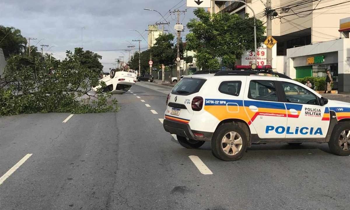 Motorista de aplicativo cochilou ao volante, perdeu o controle da direção e capotou o carro  -  (crédito: Edesio Ferreira/EM/D.A Press)