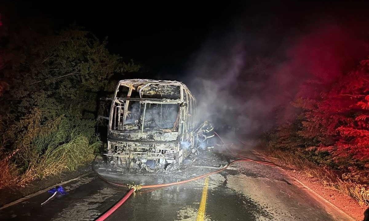 Incêndio destruiu ônibus na madrugada deste sábado (9) -  (crédito: CBMMG)