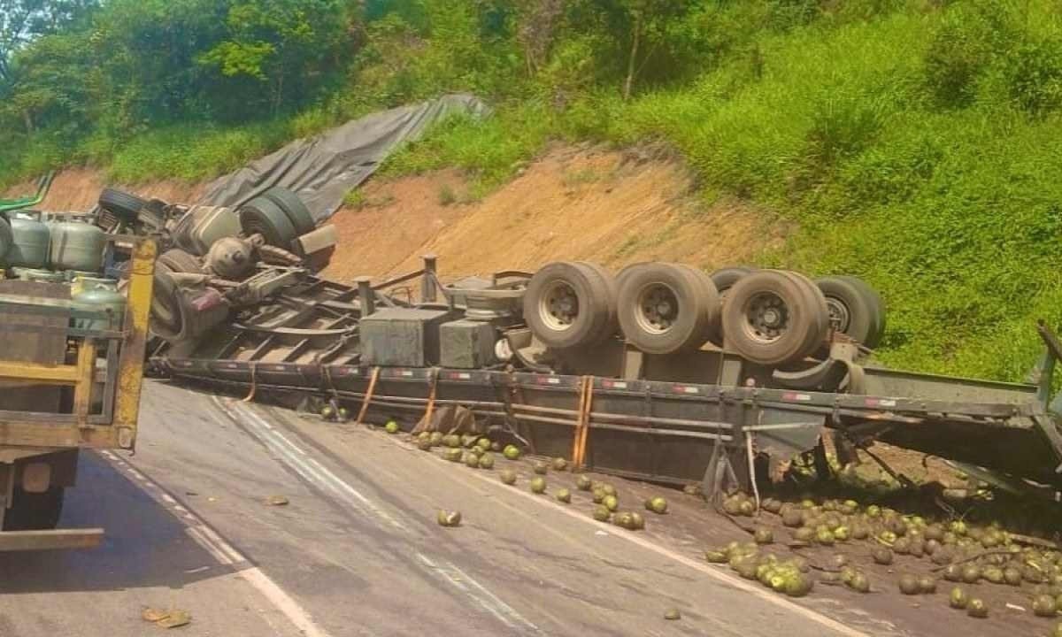 Caminhão carregado com coco tombou na Fernão Dias -  (crédito: Redes Sociais)