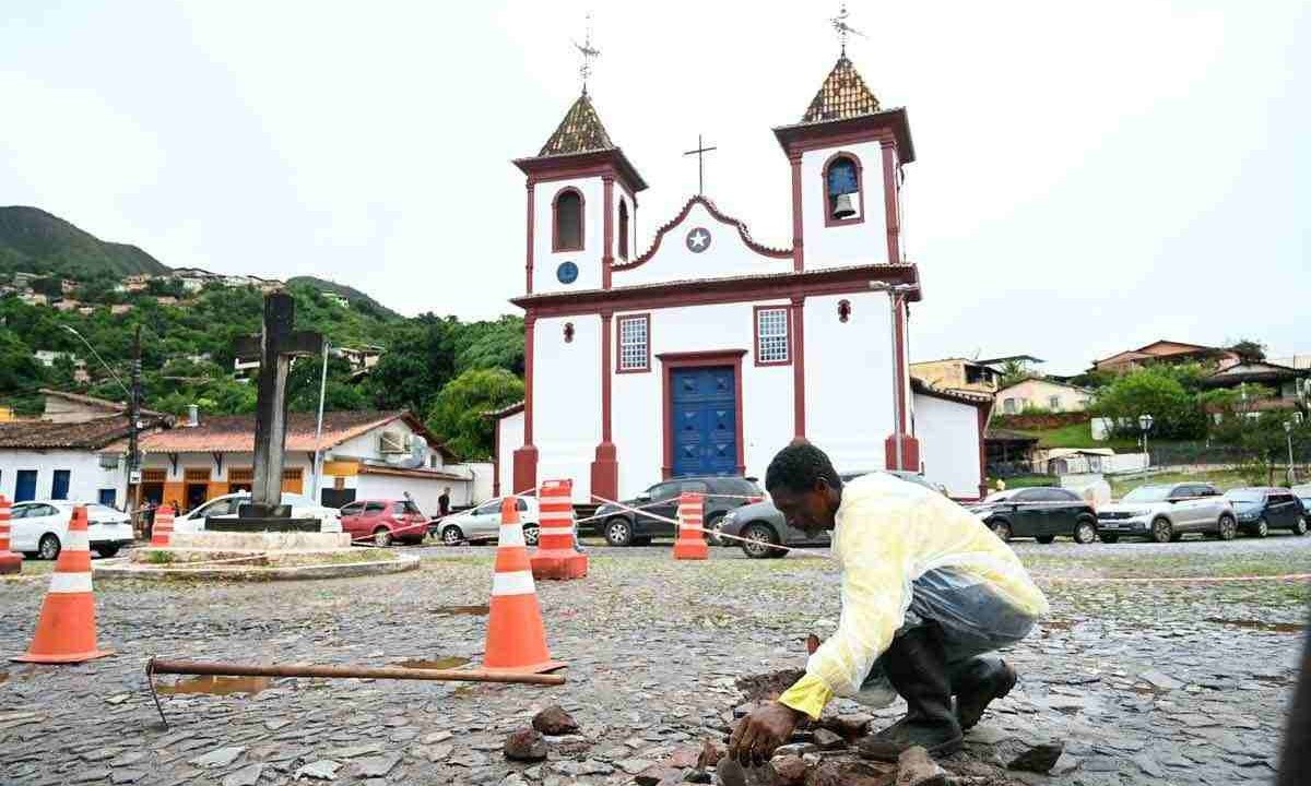 EQUIPE DA PREFEITURA DE SABARÁ TRABALHA NA RECUPERAÇÃO DO CALÇAMENTO da Região central -  (crédito: Leandro Couri/EM/D.A. Press)