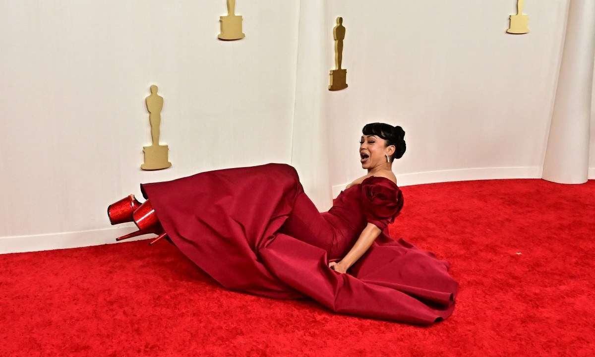 A atriz norte-americana Liza Koshy caiu durante sua passagem pelo tapete vermelho  