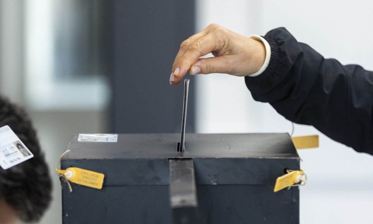 Eleitor deposita o seu voto durante a votação antecipada numa assembleia de voto no Parque das Nações, em Lisboa -  (crédito: ANDRE DIAS NOBRE / AFP)