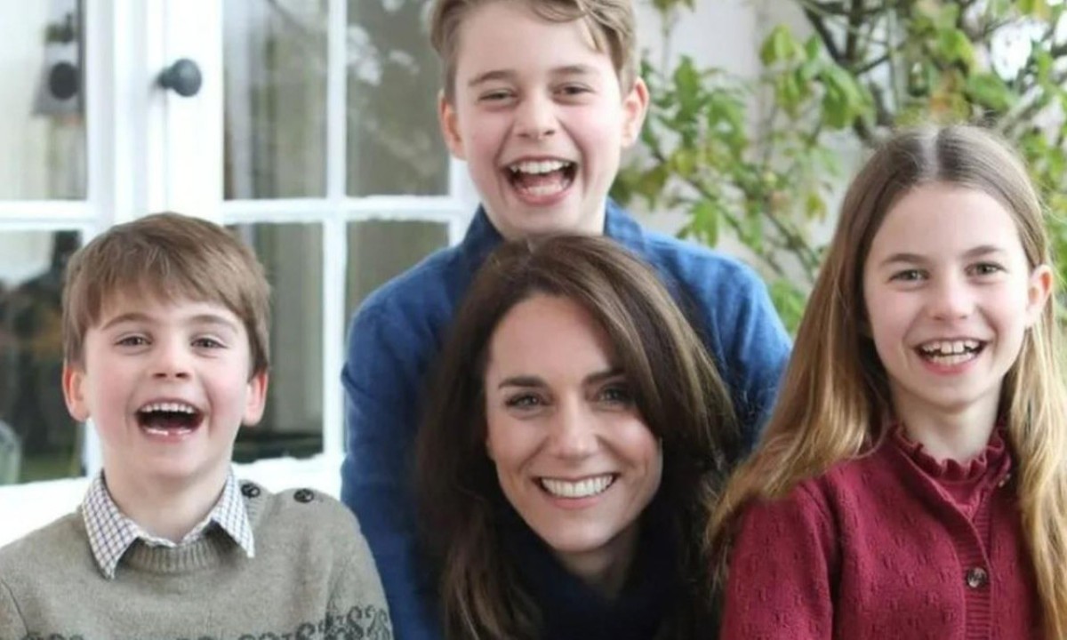 Na foto, Kate aparece sorridente com os três filhos -  (crédito: Príncipe de Gales)