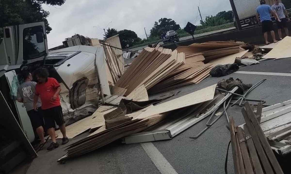 Caminhão carregado com madeiras tombou e interditou Fernão Dias -  (crédito: Redes Sociais/Reprodução)