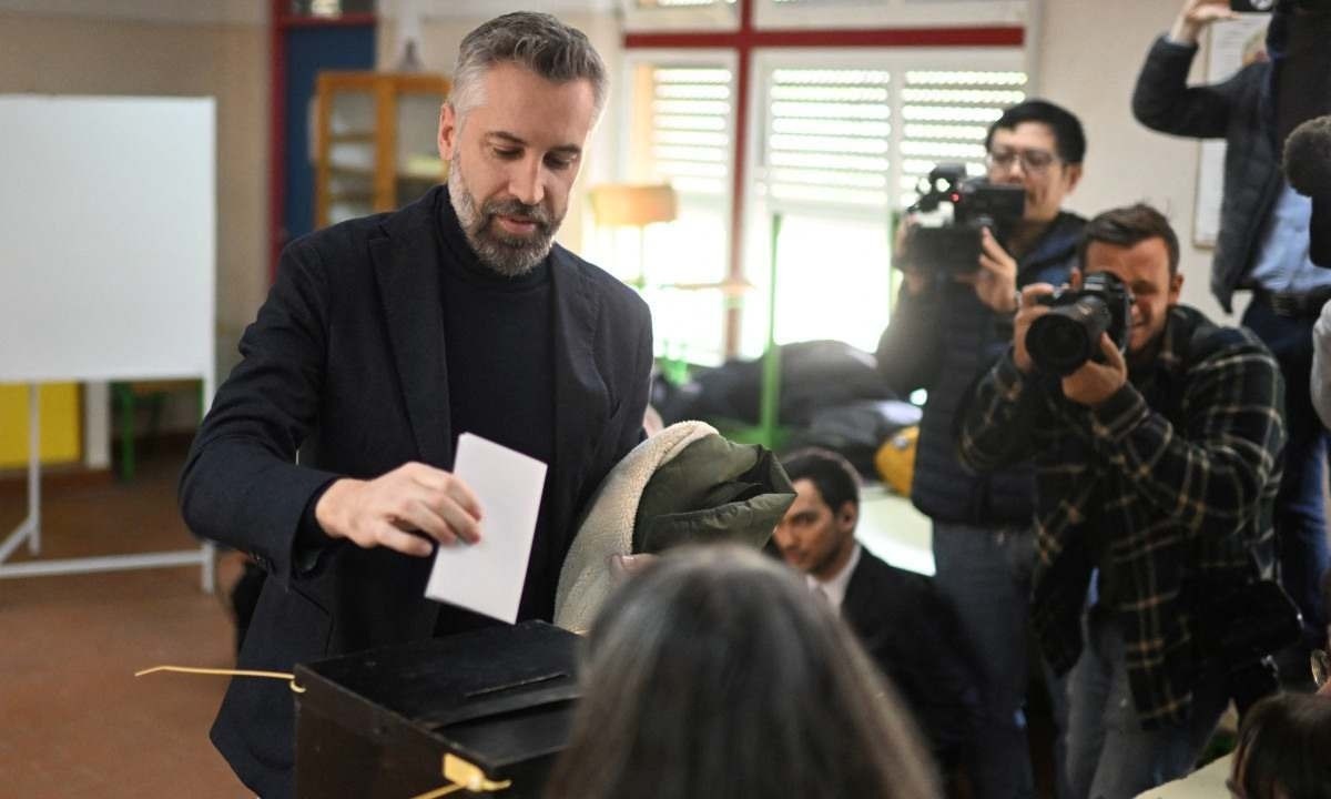 O líder do Partido Socialista (PS), Pedro Nuno Santos, vota numa assembleia de voto no Bairro de Telheiras, Lisboa -  (crédito:  PATRICIA DE MELO MOREIRA / AFP)