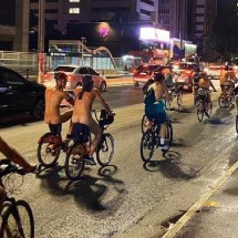 'Pedalada pelada': ciclistas nus protestam por segurança no trânsito em SP - Gabriel Lopes/Reprodução X