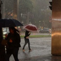Chuvas devem continuar em BH até quinta-feira, diz Inmet - Túlio Santos/EM/D.A.Press