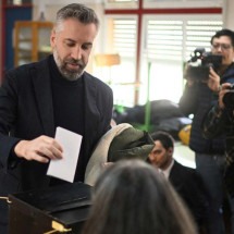 Eleição em Portugal: brasileiros estranham voto em folha de papel A4 -  PATRICIA DE MELO MOREIRA / AFP