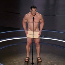 Oscar 2024: Ator sobe pelado no palco para anunciar melhor figurino -  T. Fallon / AFP