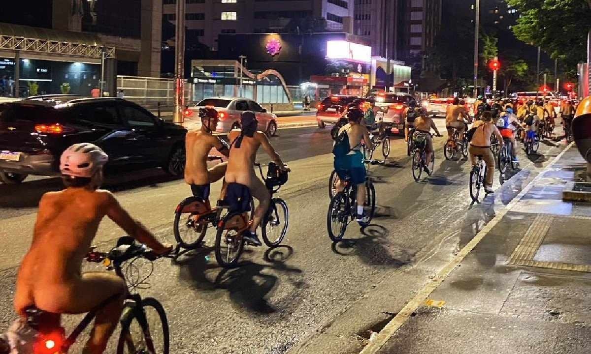 'Pedalada pelada': ciclistas nus protestam por segurança no trânsito em SP