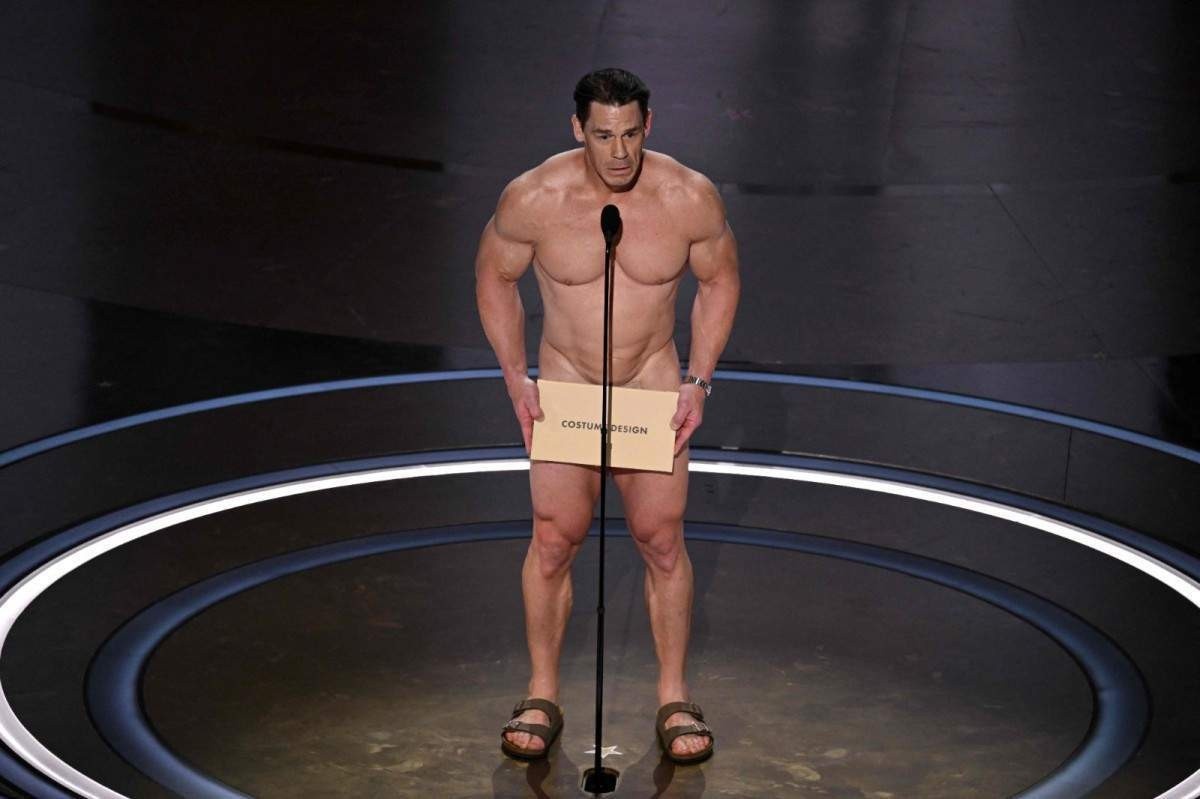 Oscar 2024: Ator sobe pelado no palco para anunciar melhor figurino