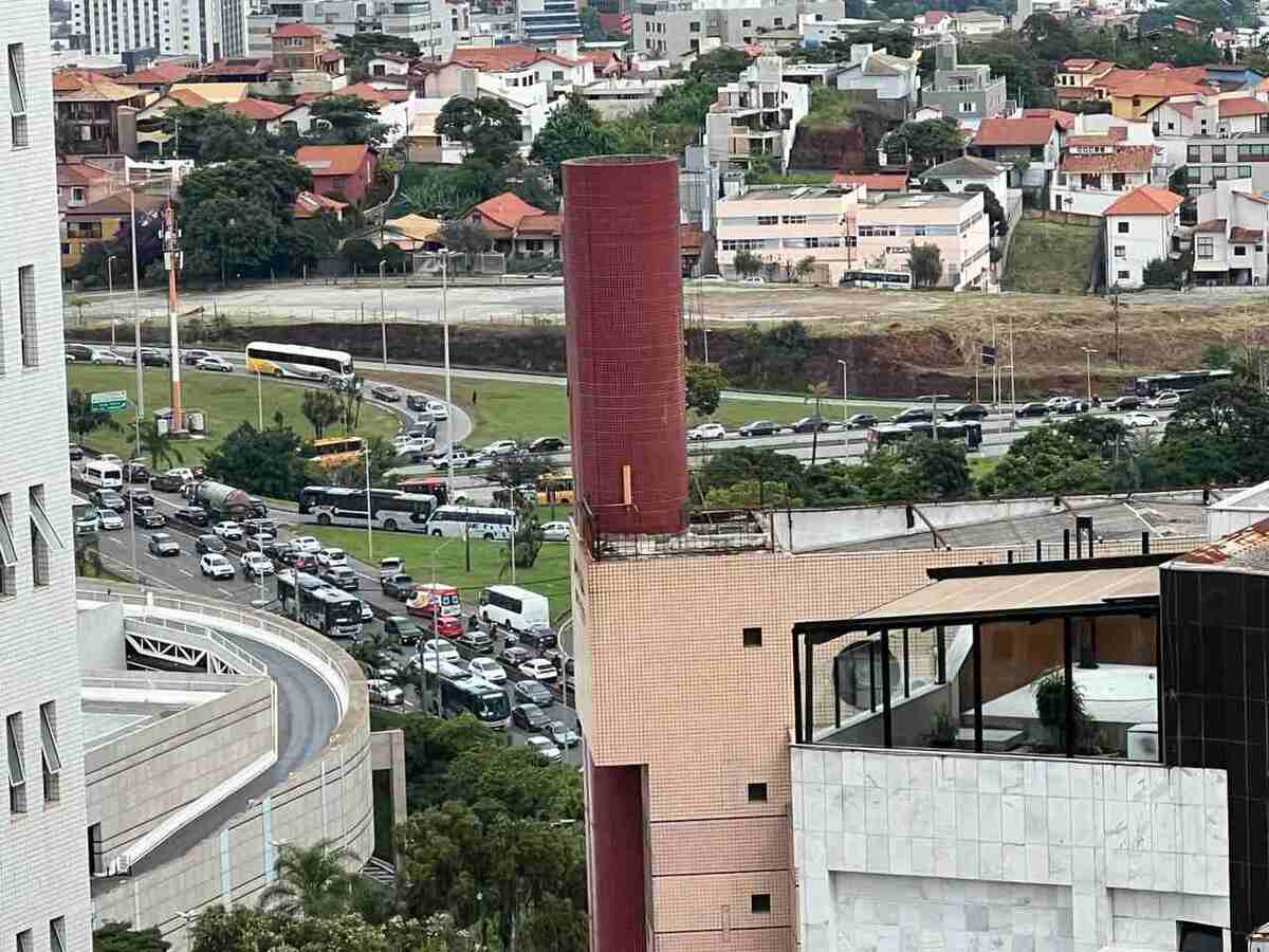 Imagem do alto mostra o caos na região do trevo do Belvedere, cruzamento da BR-35 e avenida Raja Gabaglia -  (crédito: Samuel Accioly/EM/DA Press)
