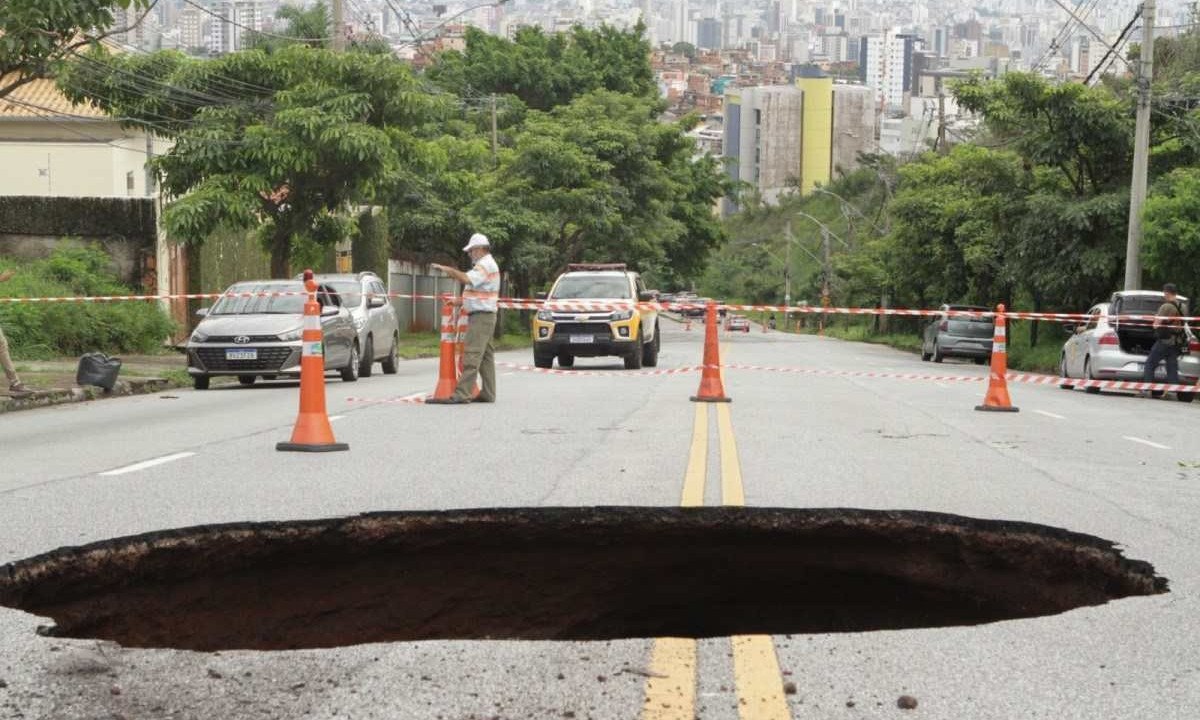 Reportagem do Estado de Minas flagrou o momento em que um motociclista fura o bloqueio, feito com cones, da BHTrans, e entra na avenida onde o trânsito está interditado -  (crédito: Edésio Ferreira / EM / D.A Press)