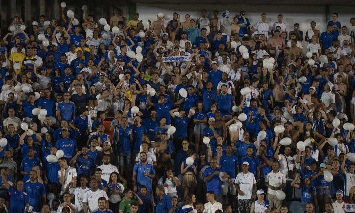 Torcedores do Cruzeiro no Ipatingão na noite de ontem (10) -  (crédito: Foto: Staff Images / Cruzeiro)