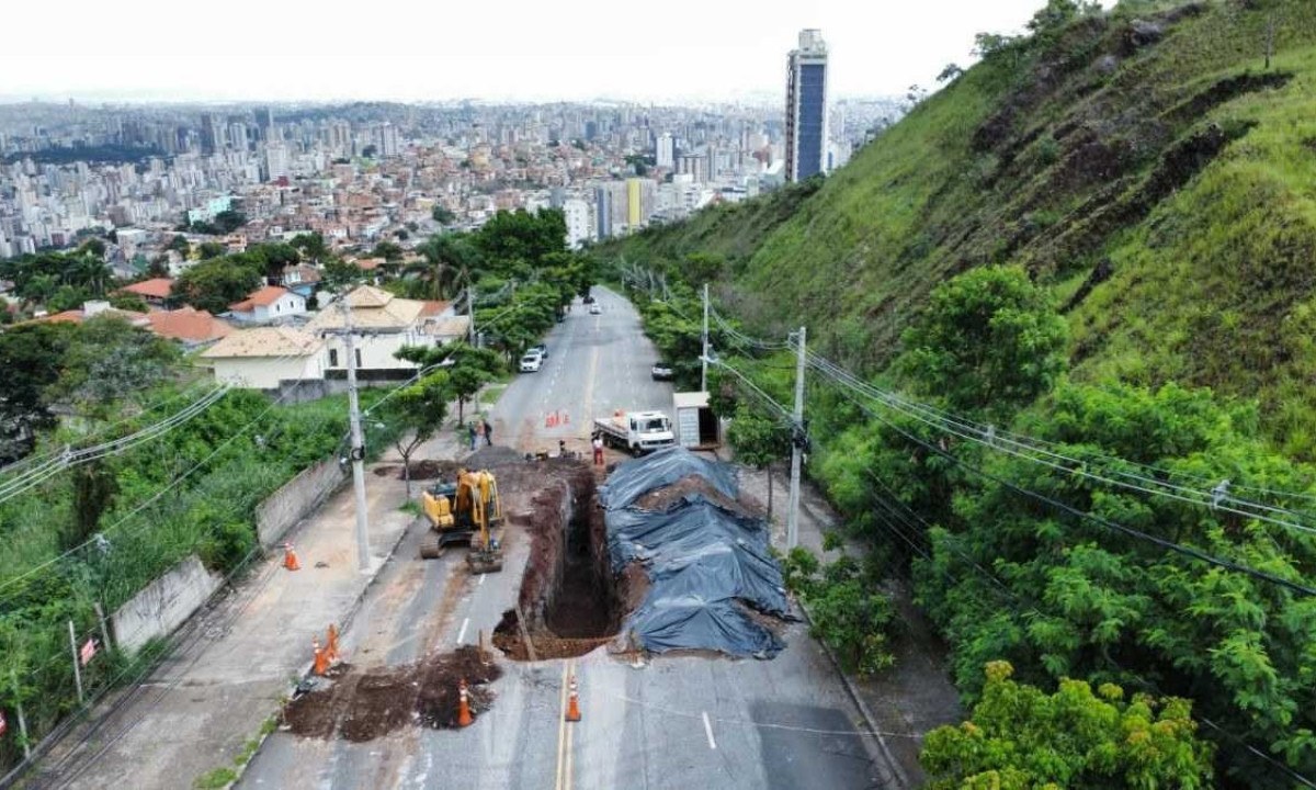 Antes de o buraco ser tapado, toda a rede da via está passando por avaliação técnica para que sejan estudadas eventuais intervenções -  (crédito: Leandro Couri / EM / D.A Press)