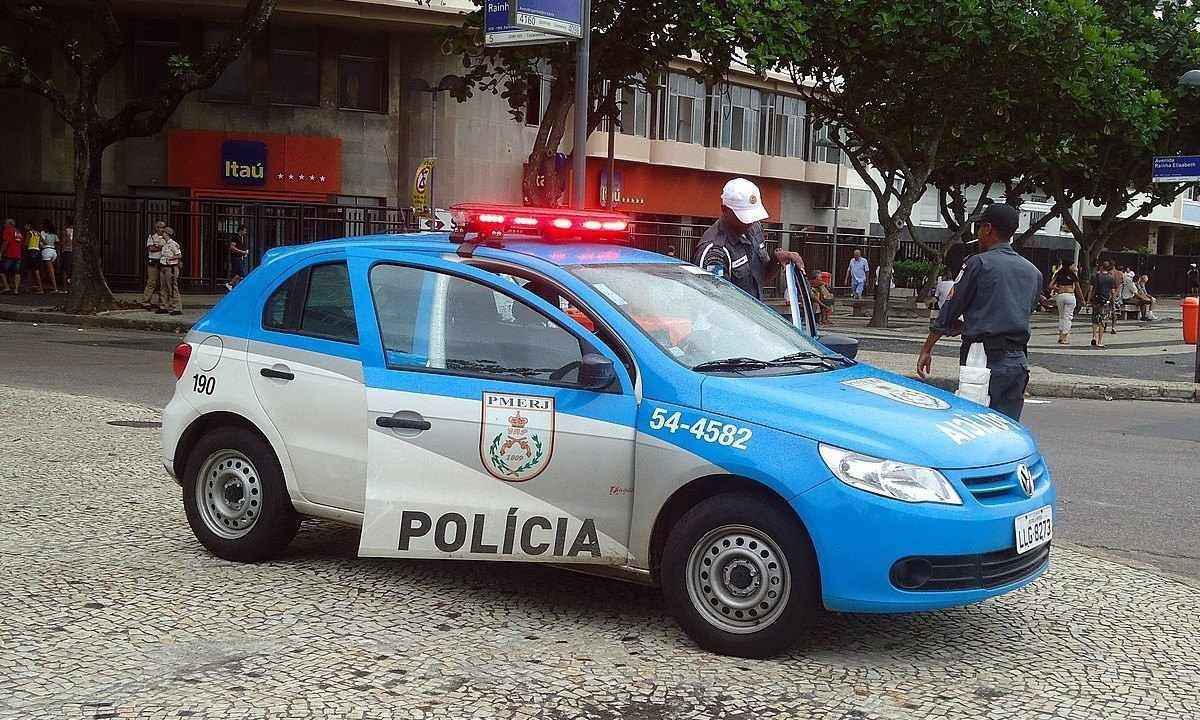 Viatura da PM parada em rua do Rio de Janeiro; imagem meramente ilustrativa -  (crédito: André Gustavo Stumpf/wikimedia commons)