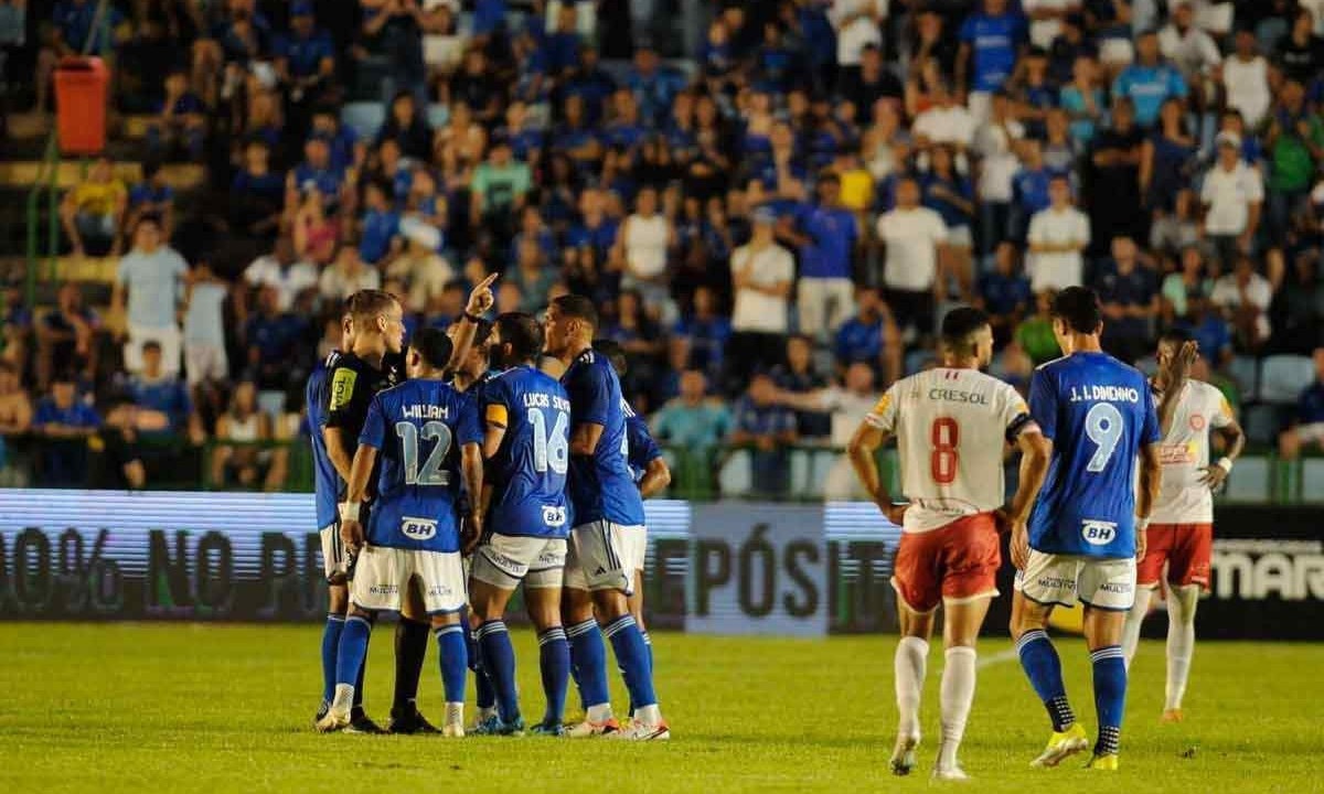 Jogadores do Cruzeiro pressionam o árbitro Paulo César Zanovelli, que expulsou dois jogadores da Raposa contra o Tombense -  (crédito: Alexandre Guzanshe/EM/D.A. Press)