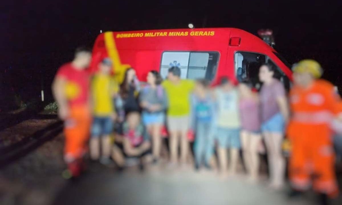 Militares do Corpo de Bombeiros atendem ocorrência envolvendo oito pessoas ilhadas em cachoeira  -  (crédito: CBMMG)