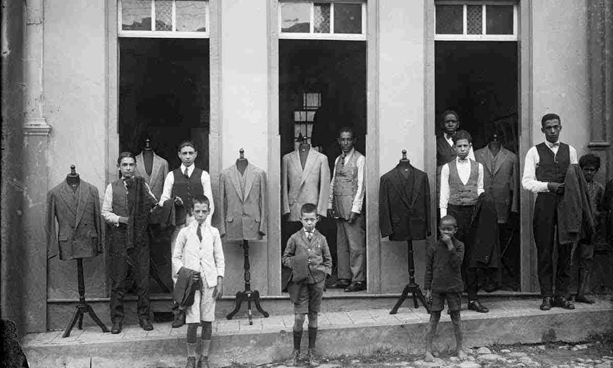 A Alfaiataria Americana foi um dos locais registrados pelo fotógrafo Chichico Alckmin nos anos 1920; no centro, João Antônio Ribeiro, com a fita métrica em volta do pescoço -  (crédito: Chichico Alkimin/Acervo IMS)
