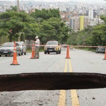 Cratera no Belvedere: motoristas desrespeitam bloqueio e cortam caminho; veja - Edésio Ferreira / EM / D.A Press