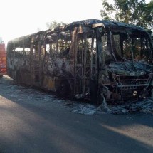 Vídeo: ônibus é incendiado em retaliação às mortes de irmãos em Esmeraldas - CBMMG/Divulga&ccedil;&atilde;o 