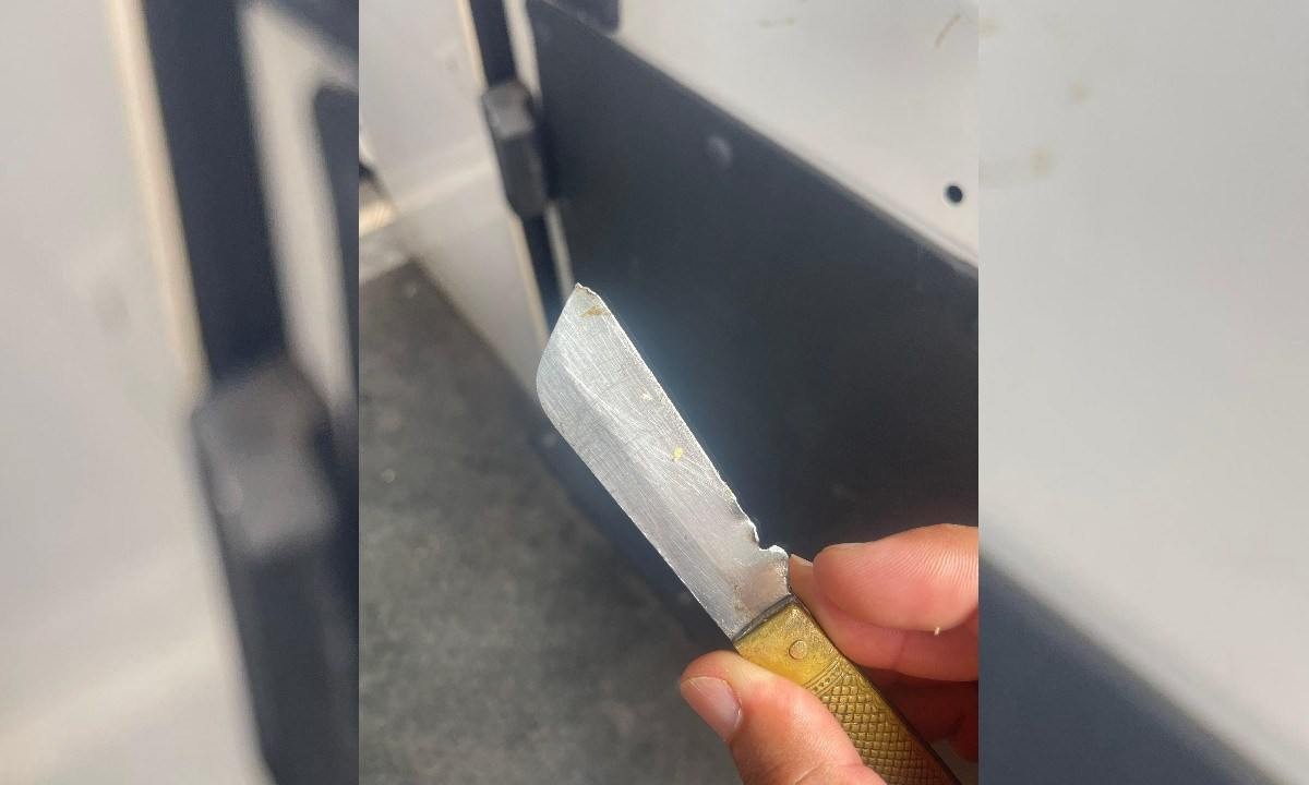 Segundo a PM, este canivete foi usado por um dos irmãos para atacar um policial