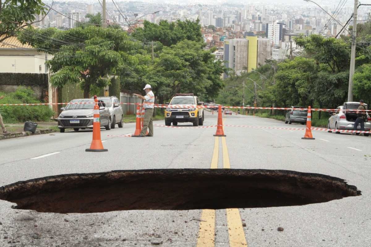 Cratera no Belvedere: motoristas desrespeitam bloqueio e cortam caminho; veja