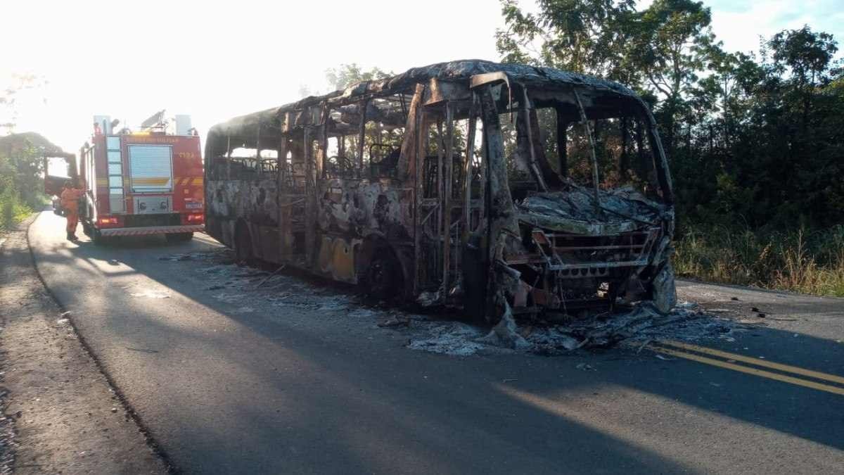 Vídeo: ônibus é incendiado em retaliação às mortes de irmãos em Esmeraldas