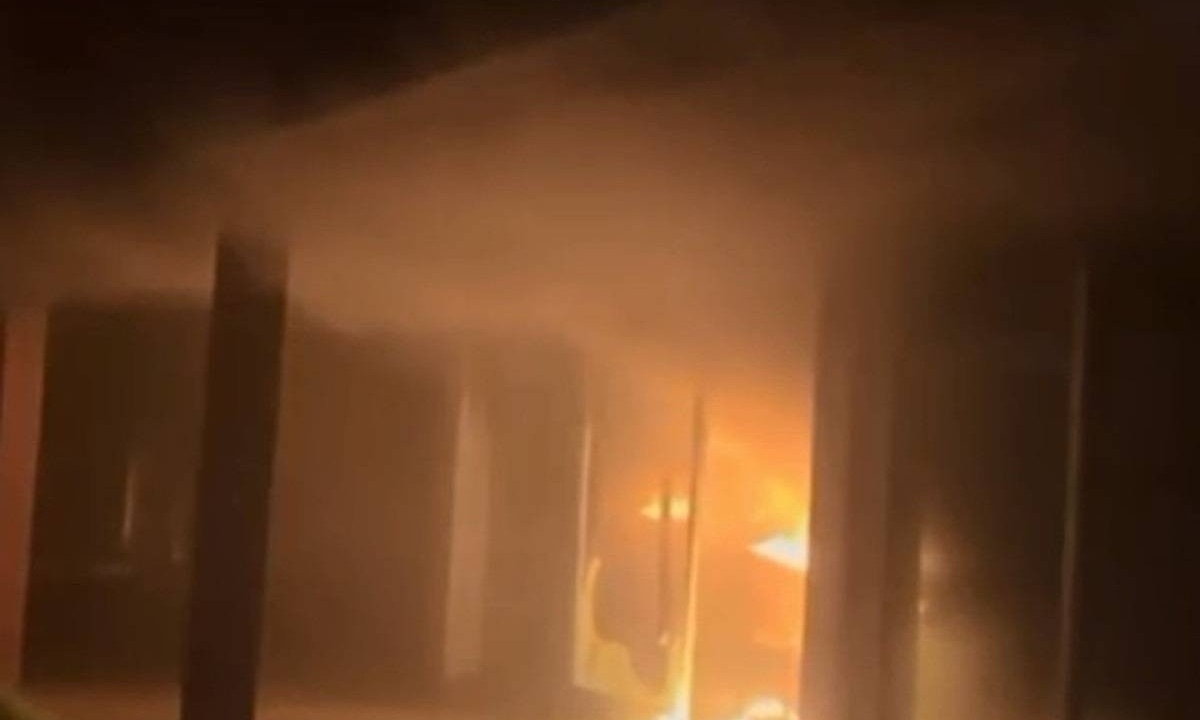 Casas pegaram fogo simultaneamente na noite dessa segunda-feira (11/3) -  (crédito: Reprodução/Redes Sociais)