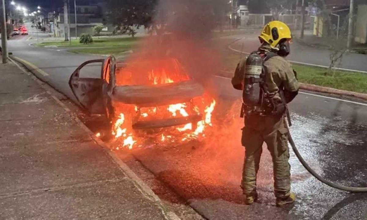 Homem ateia fogo no carro de namorada, em Pouso Alegre -  (crédito:  Foto Bombeiros (CBMMG))