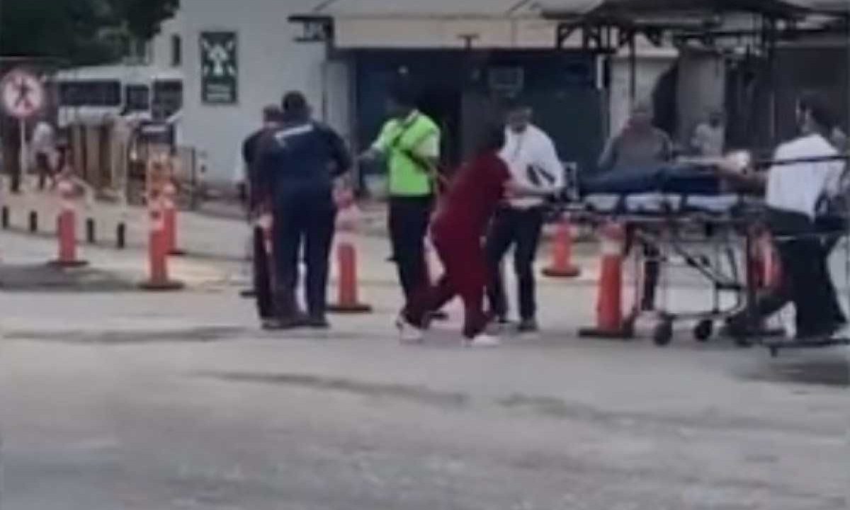 Vídeo flagrou momento em que homem ferido é atendido na Rodoviária Novo Rio -  (crédito: Reprodução)