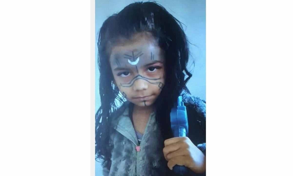 A foto da menina desaparecida com símbolo na testa, supostamente neonazista, está circulando em redes sociais  -  (crédito: Redes Sociais/Divulgação)