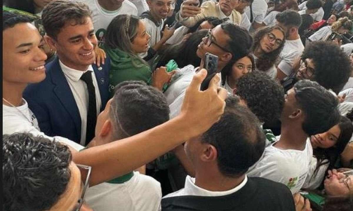 Nikolas foi ovacionado por alunos durante o evento no Planalto -  (crédito: Reprodução/Redes Sociais)