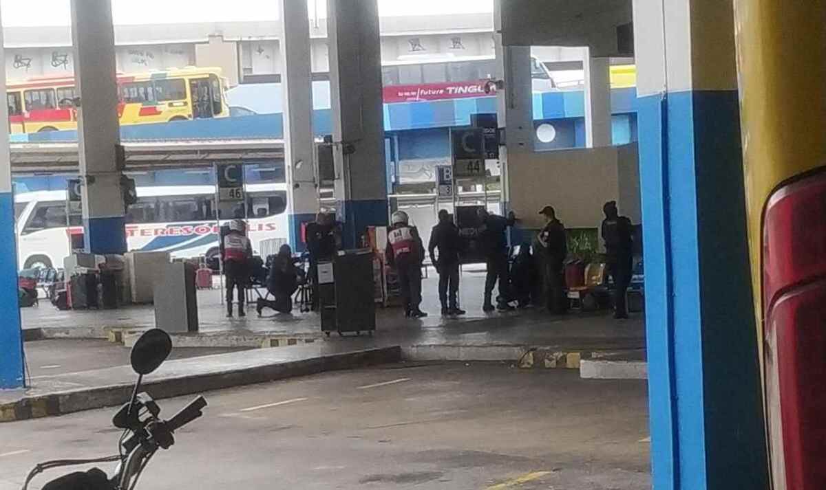 A rodoviária foi esvaziada e muitos passageiros e funcionários estão aglomerados do lado de fora do terminal -  (crédito: Reprodução/ Redes Sociais )