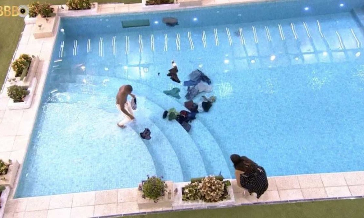 Davi precisou recolher as roupas na piscina depois de Leidy ter jogado sua mala na água -  (crédito: Reprodução/Globo)