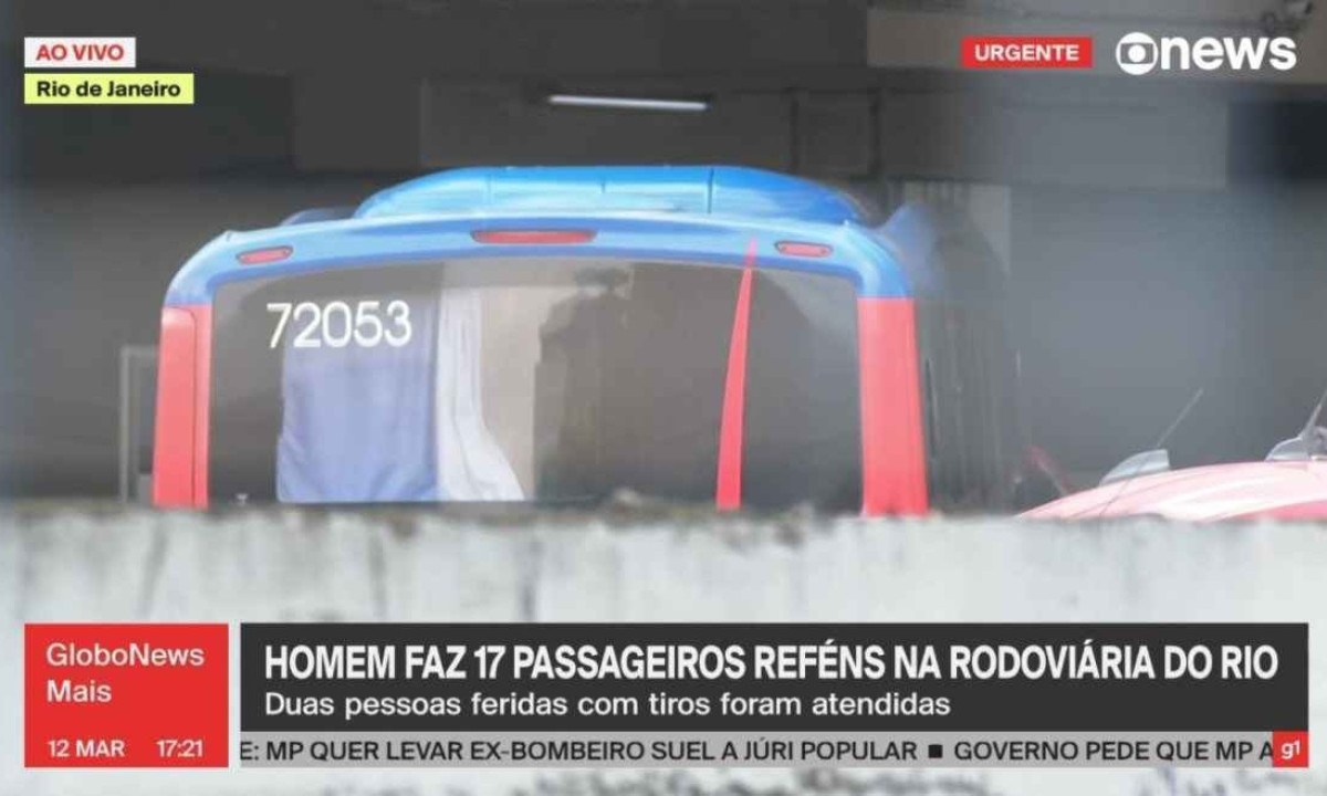 Homem faz 17 pessoas reféns em sequestro a ônibus no Rio de Janeiro que viria para Minas Gerais -  (crédito: Reprodução/GloboNews)