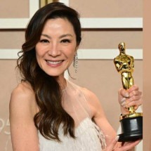 Climão? Michelle Yeoh explica boatos de que não queria entregar Oscar a Emma Stone - AFP