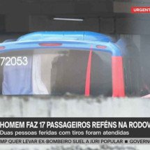 Sequestrador mantém crianças e idosos em ônibus com cortinas fechadas no RJ - Reprodução/GloboNews