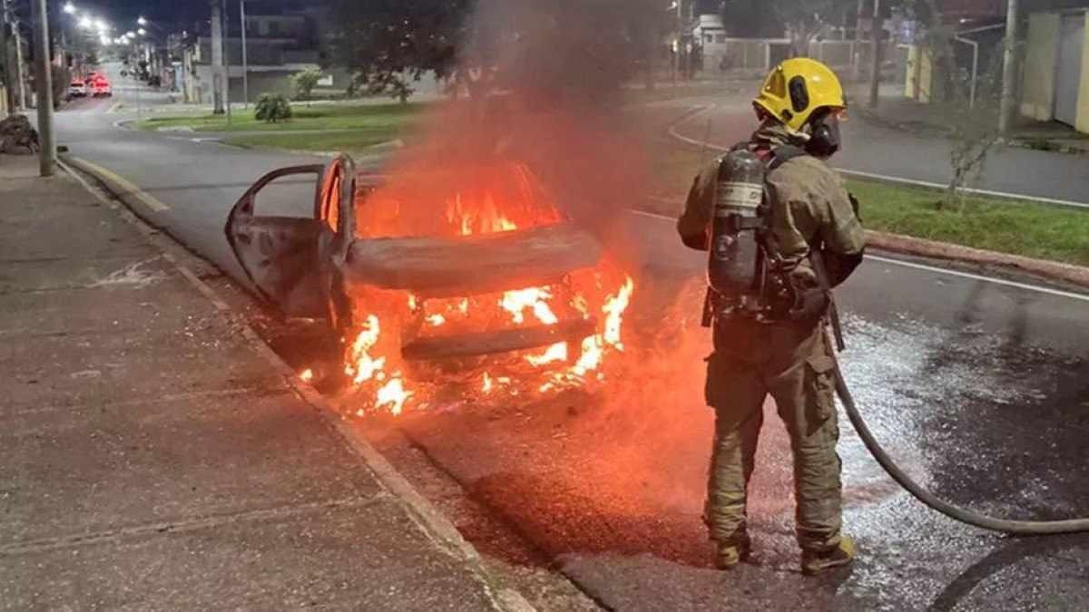 Homem agride namorada, põe fogo no carro e no próprio corpo no Sul de MG
