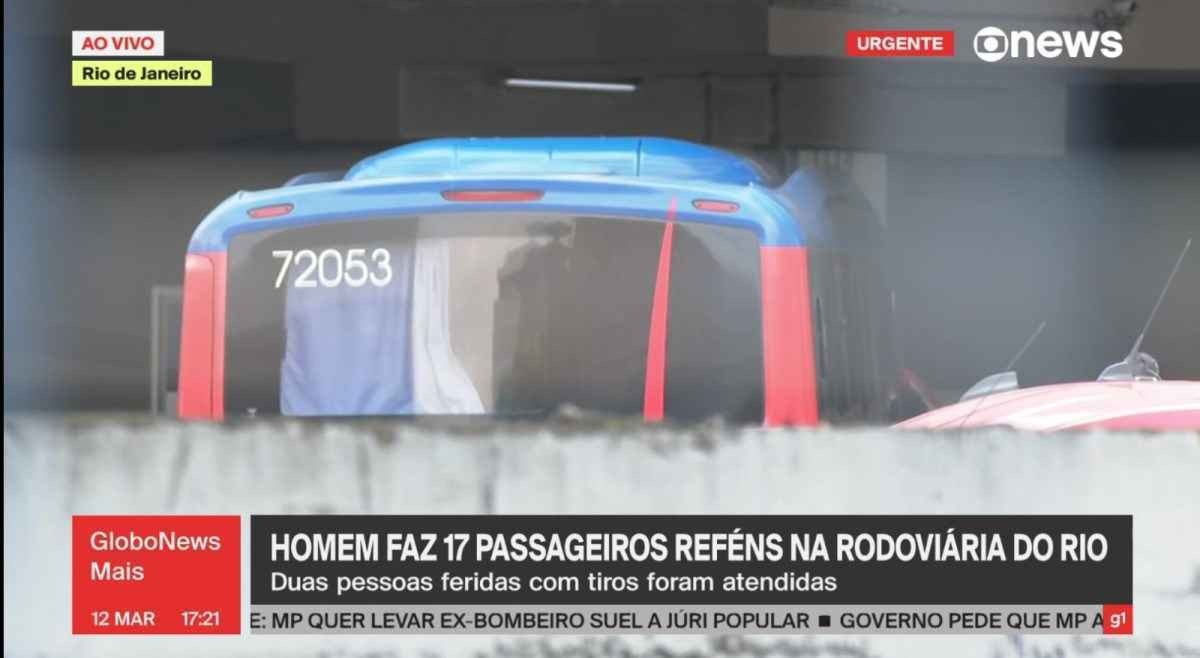 Sequestrador mantém crianças e idosos em ônibus com cortinas fechadas no RJ