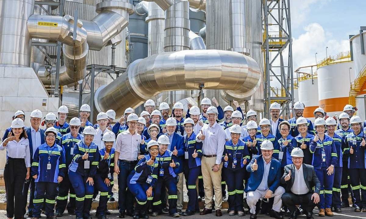 Presidente Lula posa para foto com funcionários da EuroChemm durante a a visita à área industrial do Complexo Mineroindustrial de Serra do Salitre -  (crédito:  Ricardo Stuckert)